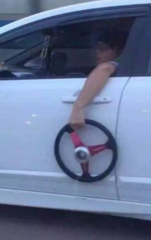 美國(guó)女子逼停后車(chē)挑釁遭抱摔事件分析