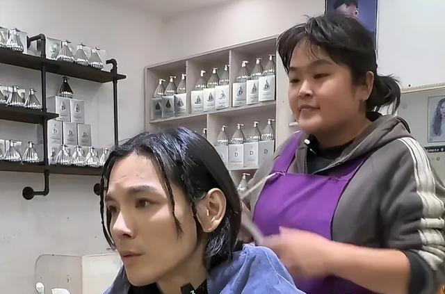 向佐換發(fā)型了，潮流變遷與公眾關注焦點