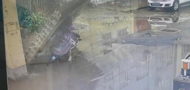 挖掘機撞倒圍墻致死事件深度解析