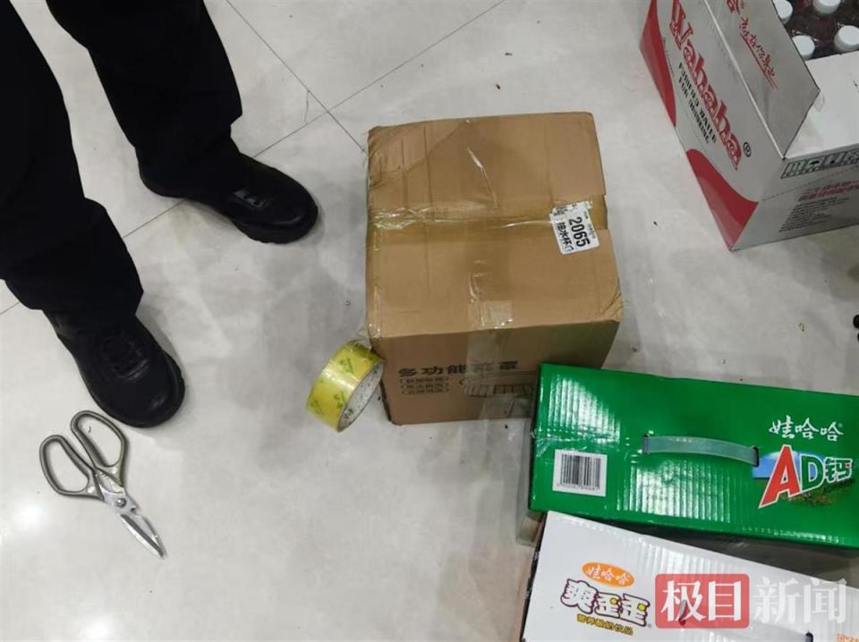 酸奶箱內(nèi)藏4.8萬現(xiàn)金，跑腿小哥報(bào)警背后的故事