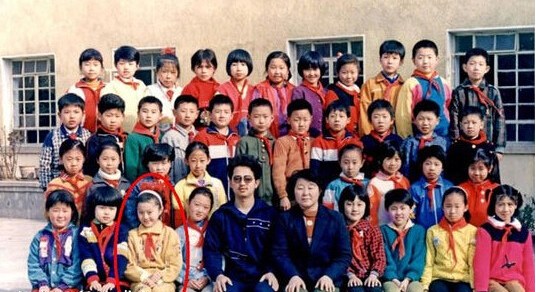劉強(qiáng)東小學(xué)畢業(yè)照，時(shí)光倒流，見證電商巨頭的成長(zhǎng)之路